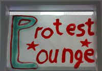 Schild »Protest-Lounge«
