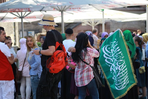 Erinnert frappierend an die Hamas-Fahne - das islamische Glaubensbekenntnis in weiß auf grünem Grund