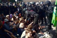 Polizei räumt Sitzblockaden für "Pro Deutschland"-Kundgebung